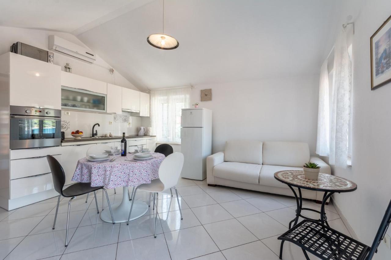 Apartments Sonja Pucisca Extérieur photo